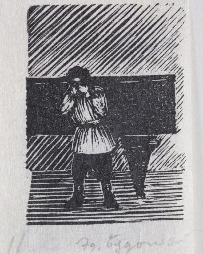 Изображен мальчик, стоящий у рояля.