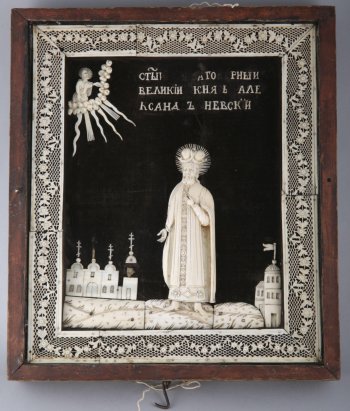 Икона изображает Александра Невского в рост. В левом верхнем углу - поясная, благославляющая полуфигура Христа. Рамка прорезная - изображены гирлянды на фоне сетчатого орнамента.