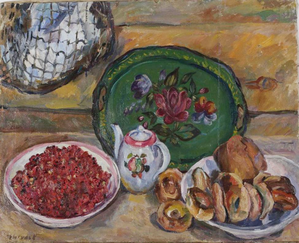 На столе несколько предметов: слева - тарелка с земляникой, в центре - чайник, за ним - поставленное "на ребро" - зеленое блюдо, расписанное цветами; справа на столе - тарелка с хлебом и бубликами. В верхнем левом углу висит сетка с рыбой.