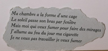На обрывке серой плотной бумаги текст в пять строк на французском языке