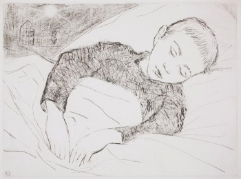 Изображен спящий мальчик в темной ночной рубашке, руки лежат поверх одеяла. Слева вверху изображен детский рисунок: домик, цветок и солнце.