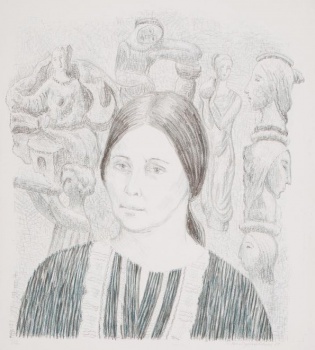 На фоне скульптурных композиций - оплечное изображение темноволосой, темноглазой женщины средних лет с гладко причесанными волосами, в полосатом платье с белой отделкой.
