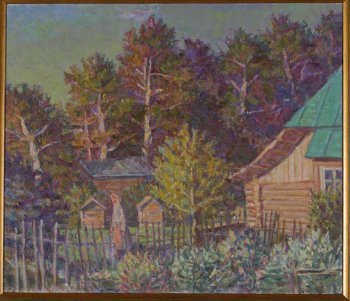 Изображен сельский пейзаж. Справа фрагмент  деревянного дома с зеленой крышей. В центре изображения  забор, за ним женская фигура и несколько ульев. На заднем плане высокие лиственные деревья.
