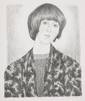 Изображена погрудно анфас молодая женщина с темными прямыми стриженными волосами, обрамляющими лицо, со склоненной к левому плечу головой в темном платье и темном, пестрого рисунка, жакете.