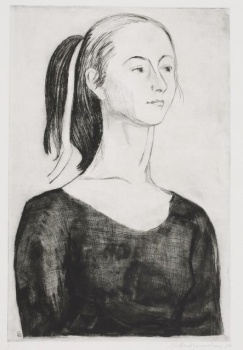 Погрудное изображение в 3/4 повороте юной девушки в темной одежде с круглым вырезом, с темными волосами, собранными в 