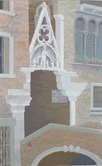 Изображен фрагмент гоитческого собора; над входом светлая скульптурная композиция. Две вывески с текстом: 