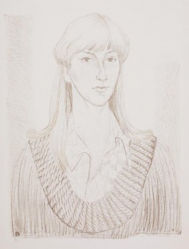 Погрудное изображение молодой женщины с густой челкой и лежащими по плечам прядями волос, в клетчатой блузке и джемпере с V-образным вырезом и широким воротником, вязанным в крупную резинку.