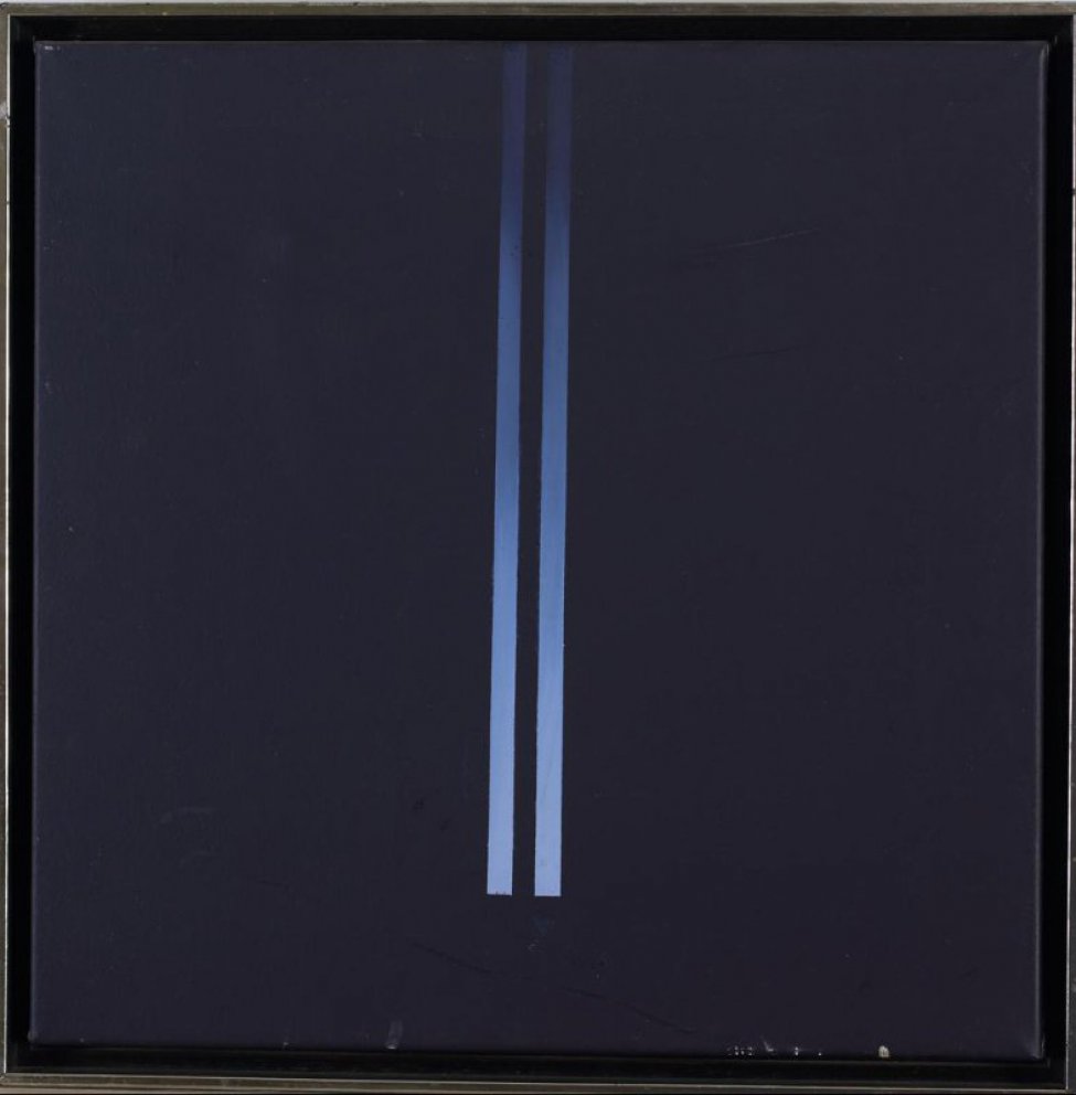 На черном фоне в центре изображены две голубые вертикальные полосы.