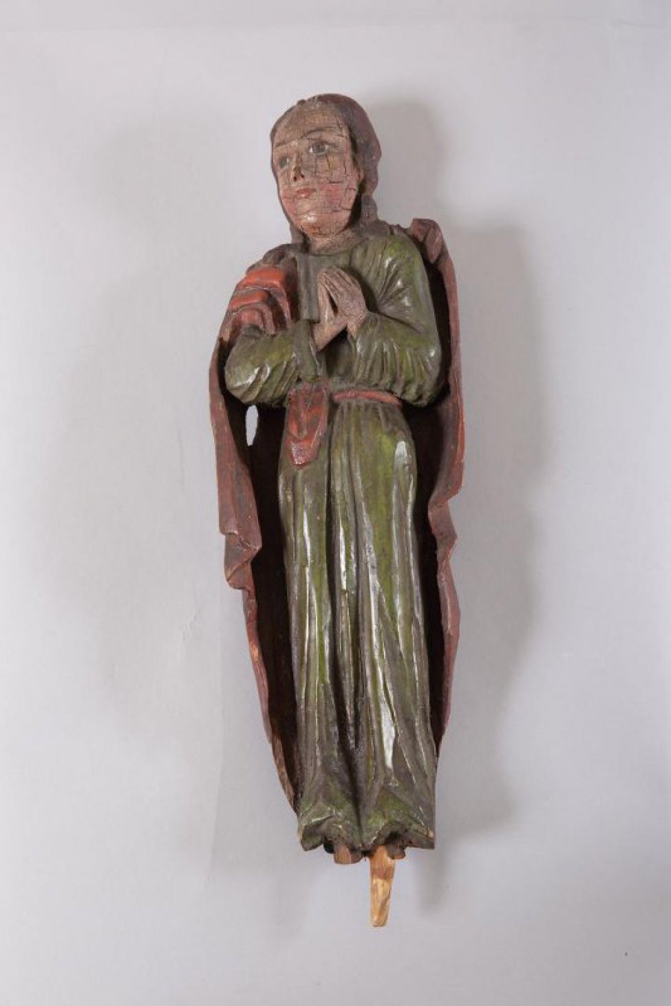 Иоанн Богослов изображен со скрещенными на впалой груди руками, в зеленом плоском, с малочисленными складками хитоне и в красном гиматии. На голове - позолоченный нимб.