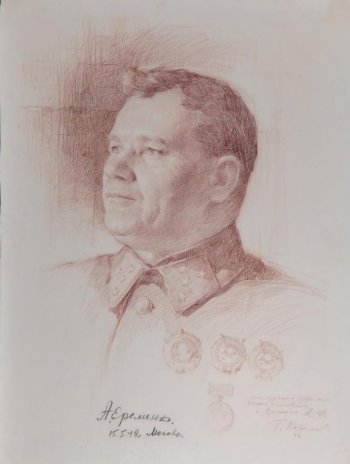 Погрудное изображение мужчины средних лет в военной форме в 3/4 повороте влево; на петлицах по четыре звездочки. На груди три ордена и медали.