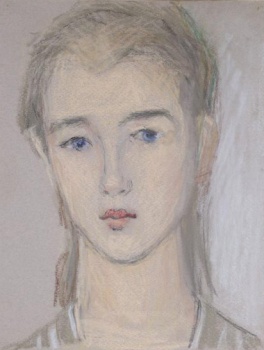 Оплечное изображение в фас светловолосой, сероглазой девушки, с плотно сжатыми губами.