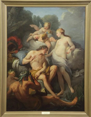 Изображен сидящий Адонис с накинутым на обнаженное тело красным плащом и стоящая рядом с ним (справа) Венера в короткой оежде. Слева внизу две фигуры, вверху два амура.