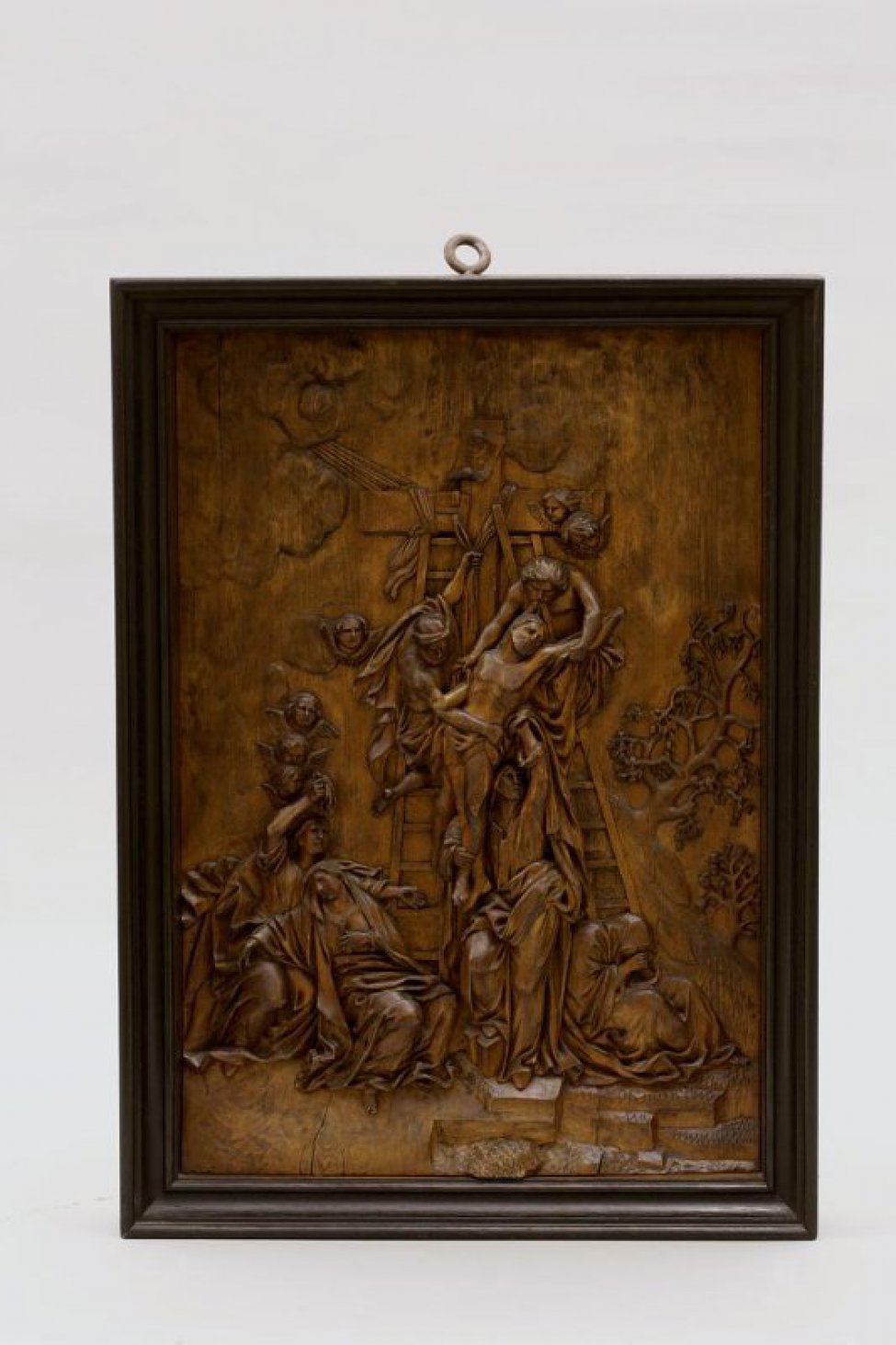 Изображены двое мужчин, которые снимают с креста Христа, вокруг изображено много людей, которые наблюдают за снятием. Справа находятся два дерева.