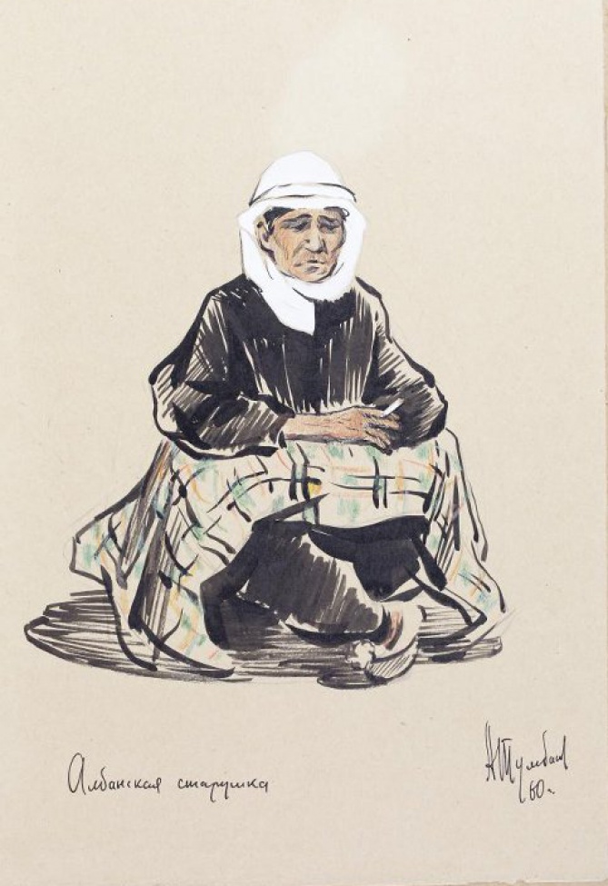 Пожилая женщина  в национальном костюме сидит в фас  на земле, сложив по- восточному ноги; на голове белый головной убор, черная  кофта, светлая клетчатая юбка.