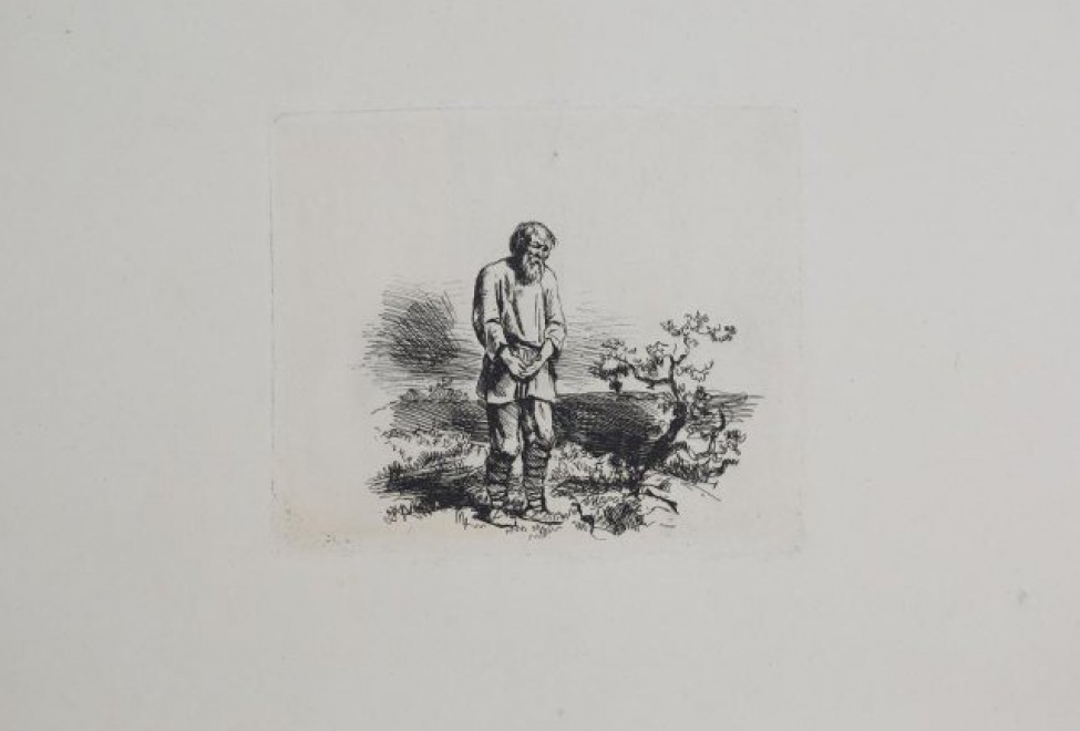 На пригорке старик-крестьянин с опущенной головой и скрещенными руками. На изображенном длинная, опоясанная рубашка, на ногах - лапти. Справа - небольшое дерево.
