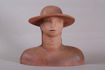 Композиция состоит из двух частей: оплечного стилизованного женского скульптурного портрета в шляпе с полями и прямоугольного фона в продольную широкую полоску.