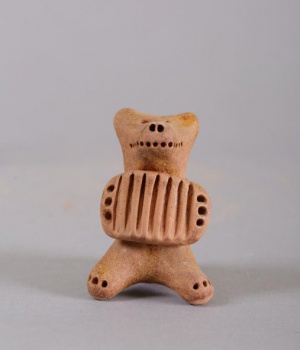 Свистулька в виде фигурки стилизованного медведя с гармошкой