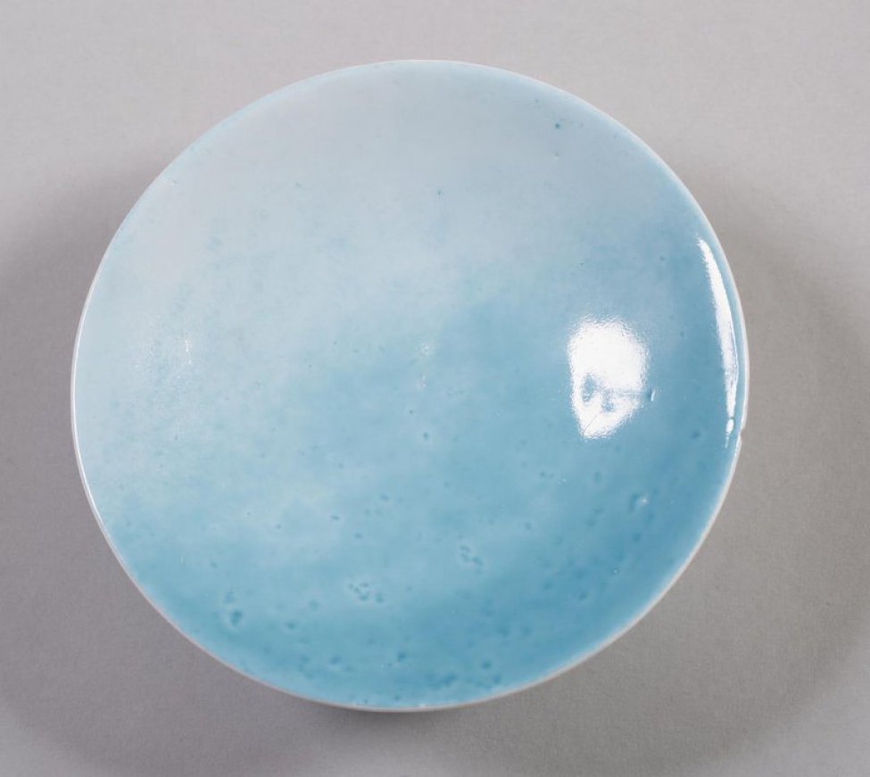 Круглая полая, с высоким рифленым бортиком, зеркало овальной формы серо-голубого цвета.