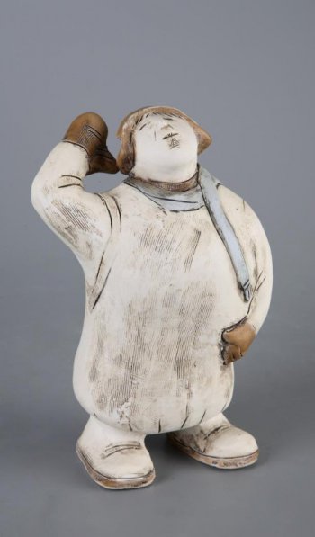 Мужская стилизованная фигура с поднятыми вверх головой и правой рукой; в длинном тулупе, подшитых валенках, шапке-ушанке, варежках; на шее перекинут голубой шарф.