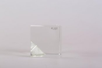 Из бесцветного прозрачного стекла в виде  куба со срезанным углом; поверхность срезанного угла покрыта мелкими треугольниками, набранными в разных вариантах