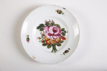 Тарелка с рельефным горошчатым краем, белая. На зеркале изображен букет цветов с розой, по борту - три цветочные бутона.