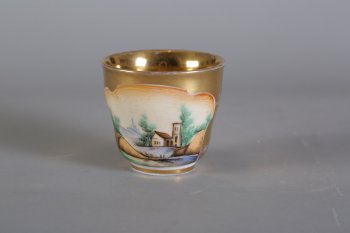 Чашка чайная, золоченая. На тулове изображен пейзаж с желтоватым небом. Внутри по краю чашки золоченая каемка.