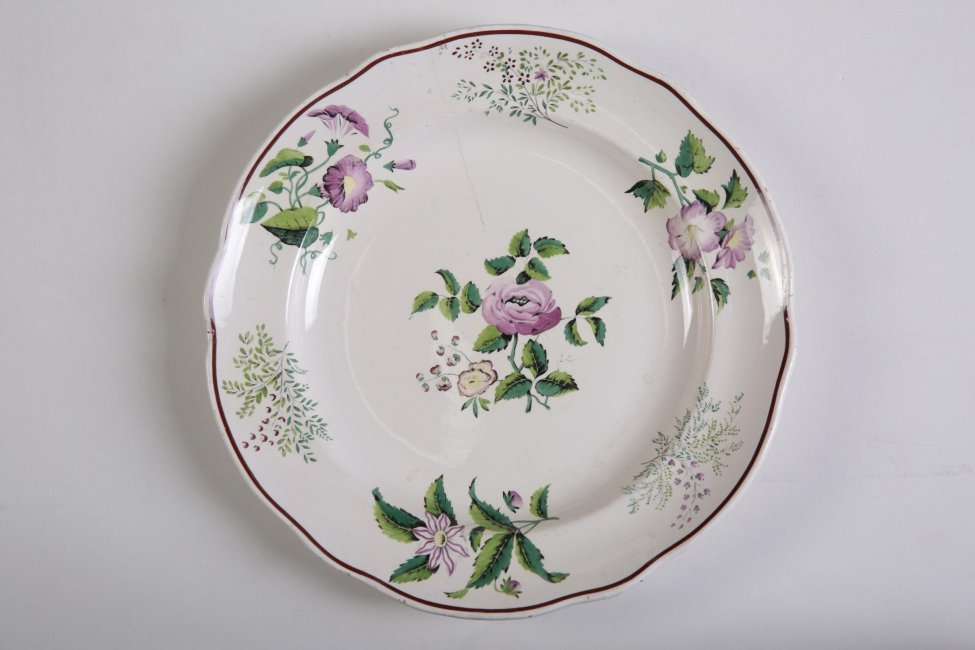 Каемка тарелки. Тарелка волнистый край. Эмалированная тарелка с волнистыми краями. Посуда в мелкий цветочек. Тарелки с мелкими цветочками Чехия.