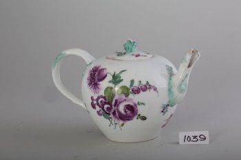 Чайник белый с росписью фиолетовыми розами.