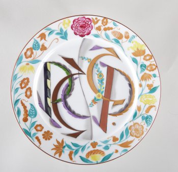 Тарелка с росписью на дне цветными буквами: 