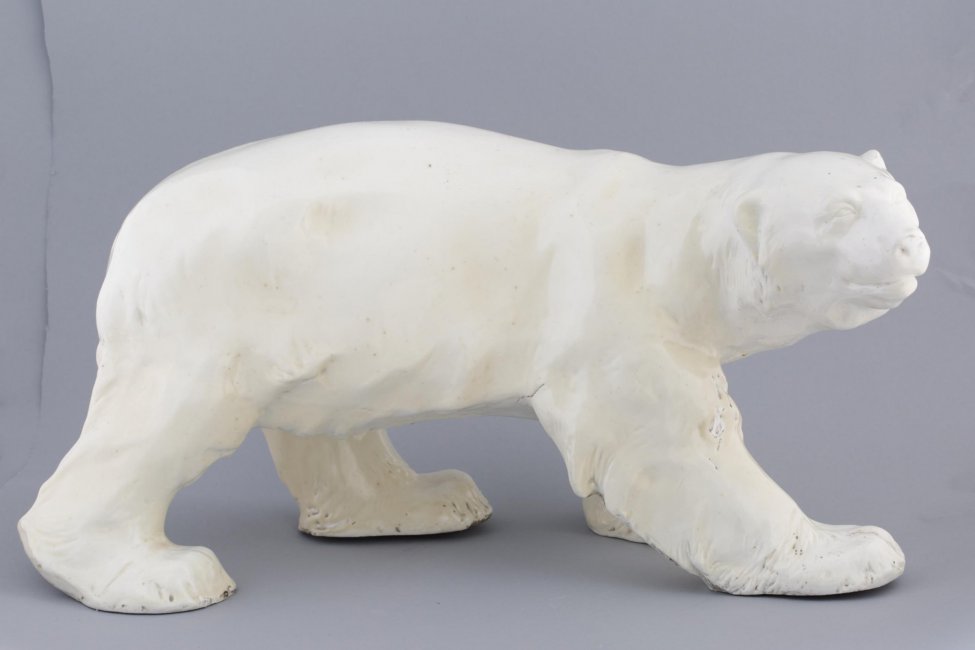 Фигура шагающего белого медведя.