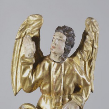 Ангел изображен в рост, со скрещенными ногами. Одет в длинный препоясанный хитон с разрезом.