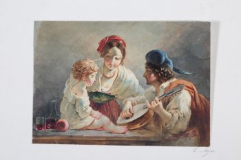 молодая женщина в белой блузке, красной юбке с зеленым поясом, красной шапочке стоит за столом, наклонившись к ребенку, сидящему на столе. Справа, у стола, сидит мужчина с кудрявыми волосами в синей шапке, в красном плаще, в руках мандолина.