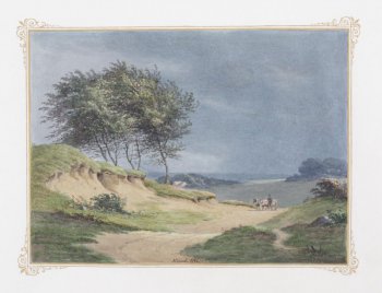 летний пейзаж. В центре композиции изображена песчаная дорога, по которой движутся два мула, запряженные в тележку, на которой сидит возница в шляпе. Слева - холмы, поросшие деревьями. Вдали - поле, за ним деревья. Небо - темно-серое.
