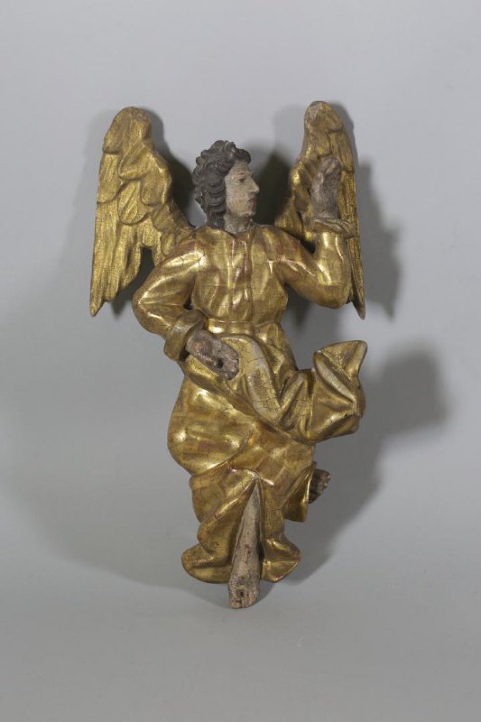 Ангел изображен в зеркальной симметрии к парному ангелу (ДС-361), в рост, с поднятой, согнутой в локте левой рукой, согнутыми и скрещенными ногами. Голова повернута влево. Торс изображен анфас. Крылья расправлены за спиной. Лик овальный, с покатым лбом, крупным коротким носом и широкой нижней челюстью. Длинные волнистые волосы зачесаны назад. Облачение - длинный препоясанный хитон с разрезом. Свободный конец плаща загнут вверх. Складки объемные "с изломом".