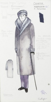 Изображен в рост в 1/4 поворота мужчина в фиолетовом пальто с серым меховым воротником и серой меховой шапке с тростью. Вокруг изображения - надписи графитным карандашом; вверху справа - черной тушью. В левой части листа вверху - карандашный набросок кашне; ниже середины - акварельный эскиз спинки пальто. В правой части листа вверху приклеен к бумаге кусочек темного драпа.