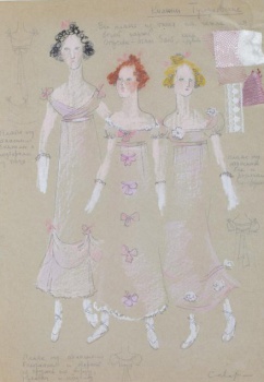 Изображены  три девушки с черными, рыжими и желтыми волосами в бледно-сиреневых платьях стиля ампир и белых туфлях. По верхнему полю - надписи графитным карандашом. Справа - кусочки белого атласа, розового шелка, розового и белого гипюра; ниже - надписи графитным карандашом и эскиз платья с бантом. По нижнему полю - эскиз платья и надписи графитным карандашом.