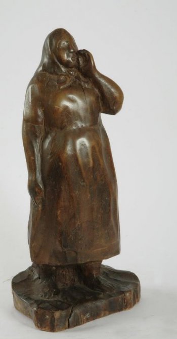 Изображена женщина в рост, босая.  Левая рука женщины опущена вниз, правая  поднесена к краю рта в характерном жесте 