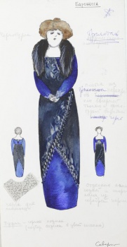 Изображена в рост женщина неопределенного возраста с пышной прической в длинном темно-синем платье с серебристой отделкой и серебристо-черным мехом на плечах; руки сложены на животе. Вокруг изображения - надписи граф. карандашом, синей пастой и черной тушью В левой части листа, ниже середины - эскиз женской фигуры со спины в черно-синем декольтированном платье; ниже - приклеен кусочек серебряной парчи. В правой части листа вверху изображена муха; ниже середины - эскиз женской фигуры в черно-синем декольтированном платье.