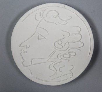 Профильное изображение головы молодого Пушкина. Лицо, волосы, поднятый воротник выполнены невысоким рельефом.