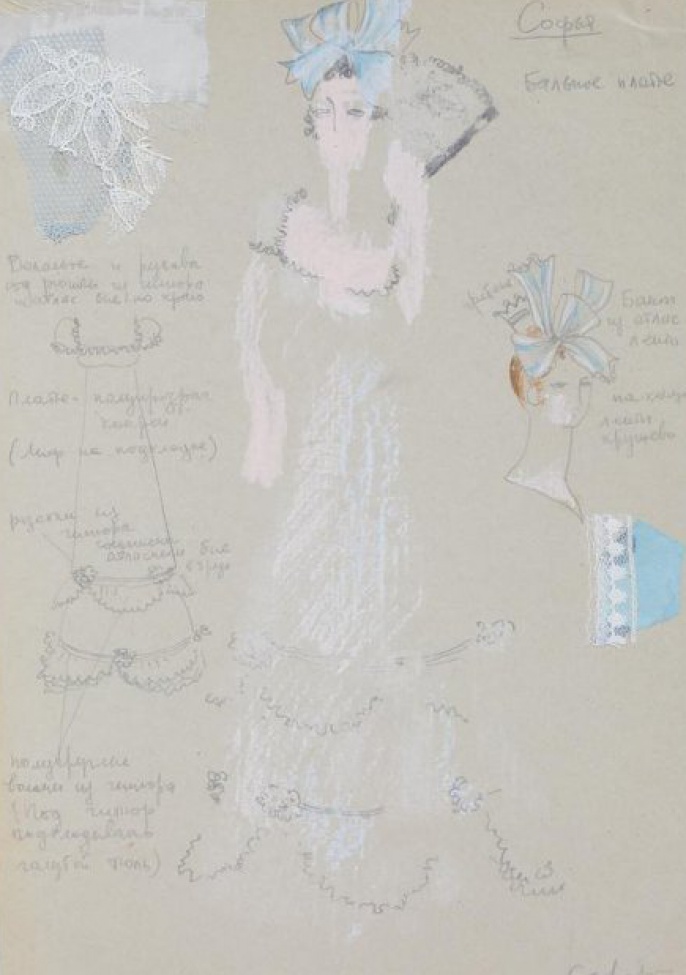 В центре изображена в рост молодая женщина в платье стиля "ампир" с голубым бантом на голове и веером в руке. Слева расположены друг под другом кусочки ткани: белый атлас, голубой и белый гипюр;  надписи графитным карандашом и набросок платья. Справа - надписи графитным карандашом, рисунок женской головки в 3/4 повороте с голубым бантом и гребнем в волосах, и кусочки голубой ткани и белого гипюра.