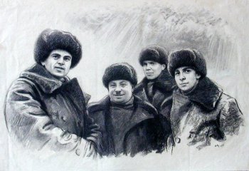 На фоне облаков изображены погрудно четверо мужчин в зимней одежде: меховых шапках, кожаных пальто с меховыми воротниками.