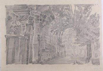 Справа на первом плане изображены лиственные деревья с пышными кронами; слева - фрагмент деревянной изгороди, двухэтажный дом с резными наличниками. Вдали - дом с крыльцом с треугольной крышей над входом, силуэты людей, собаки.