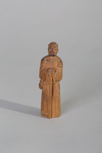 Изображена мужская фигура в рост в монашеской одежде. Руками мужчина опирается на посох.