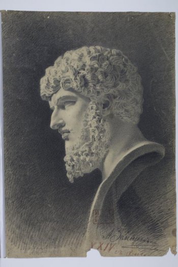 Изображена  в левый профиль мужская голова  с вьющимися волосами, усами, и бородой; нос с горбинкой, губы сжаты.
