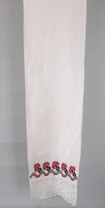 Полотенце белое, сшито из двух половинок, на концах пришито широкое кружево (
