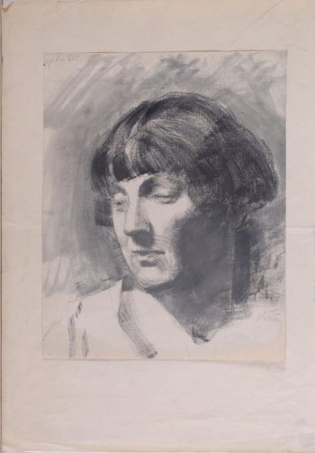 Оплечное изображение в 3/4 повороте влево молодой темноволосой женщины с короткой стрижкой каре; глаза опущены вниз, нос прямой, губы плотно сжаты.