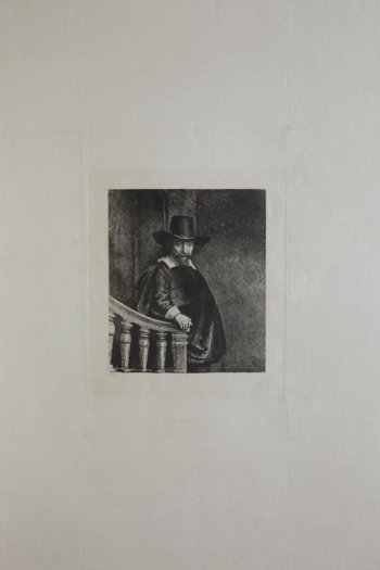Изображает мужчину, который стоит, оперевшись правой рукой на баллюстраду; одет в темный костюм с белым воротником и манжетами; поверх костюма наброшен черный плащ; на голове черная с широкими полями шляпа; фон - темная стена.