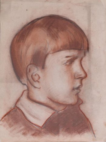 Оплечное изображение мальчика в 3/4 повороте вправо, стрижка с прямой удлиненной челкой; в коричневой кофте, поверх виден светлый воротник рубашки.