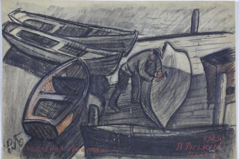 Вид сверху. Изображена пристань со стоящими тремя лодками. В центре композиции изображен на причале мужчина с молотком, чинящий перевернутую лодку.