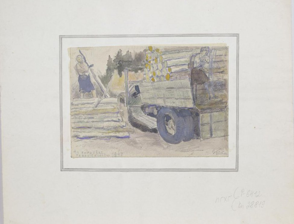 На первом плане справа фрагмент грузовой машины с рядами уложенных бревен и женщиной стоящей в кузове. Слева - на земле уложенные в ряды бревна, на которых стоит женщина. Вдали - лес.
